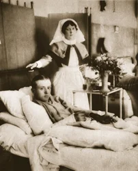 Pilot des Kampfflugzeugs, das Immelmann abschoss: Leutnant McCubbin im Krankenhaus, aus The Illustrated War News, 26. Juli 1916